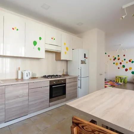 Colored Balloons - 3 Bedrooms, 3 Bathrooms, Equipped Large Apartman Lviv